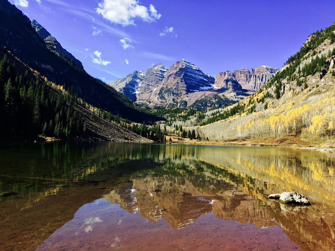 Gebirgsformation Maroon Bells in den Elk Mountains, ca. 16 km südwestlich von Aspen, Colorado